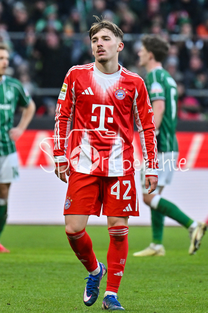 SV Werder Bremen - FC Bayern München | BREMEN, GERMANY - 14. FEBRUARY: im Bild Lennart KARL (FC Bayern Munich 42) / Einzelfoto / Freisteller während dem Bundesligamatch zwischen dem SV Werder Bremen und dem FC Bayern München am 22. Spieltag im Weserstadion / DFL REGULATIONS PROHIBIT ANY USE OF PHOTOGRAPHS AS IMAGE SEQUENCES AND/OR QUASI-VIDEO