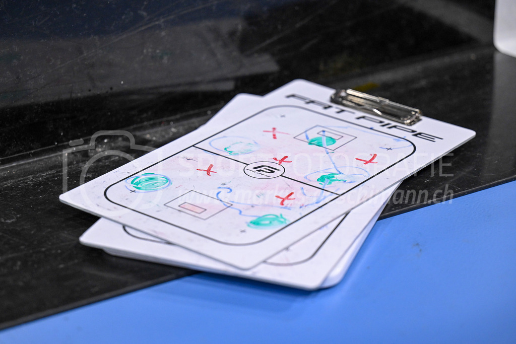 SV Wiler-Ersigen vs Floorball Köniz - 15. April 2023 | SV Wiler-Ersigen vs Floorball Köniz
Stimo Arena, Kloten
Spielfeldtafeln.
Bild: Sportfotografie Markus Aeschimann | www.markus-aeschimann.ch - Realisiert mit Pictrs.com