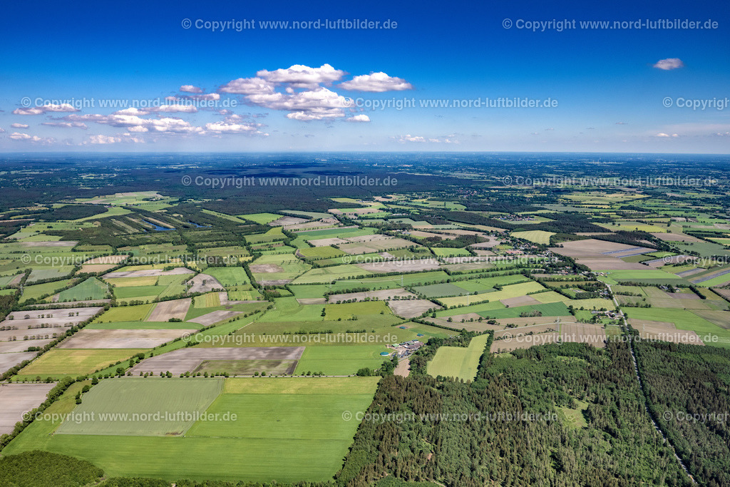 Hasenmoor_ELS_7824030622 | HASENMOOR 03.06.2022 Ortsansicht der Straßen und Häuser der Wohngebiete in Hasenmoor im Bundesland Schleswig-Holstein, Deutschland. // Town View of the streets and houses of the residential areas in Hasenmoor in the state Schleswig-Holstein, Germany. Foto: Martin Elsen