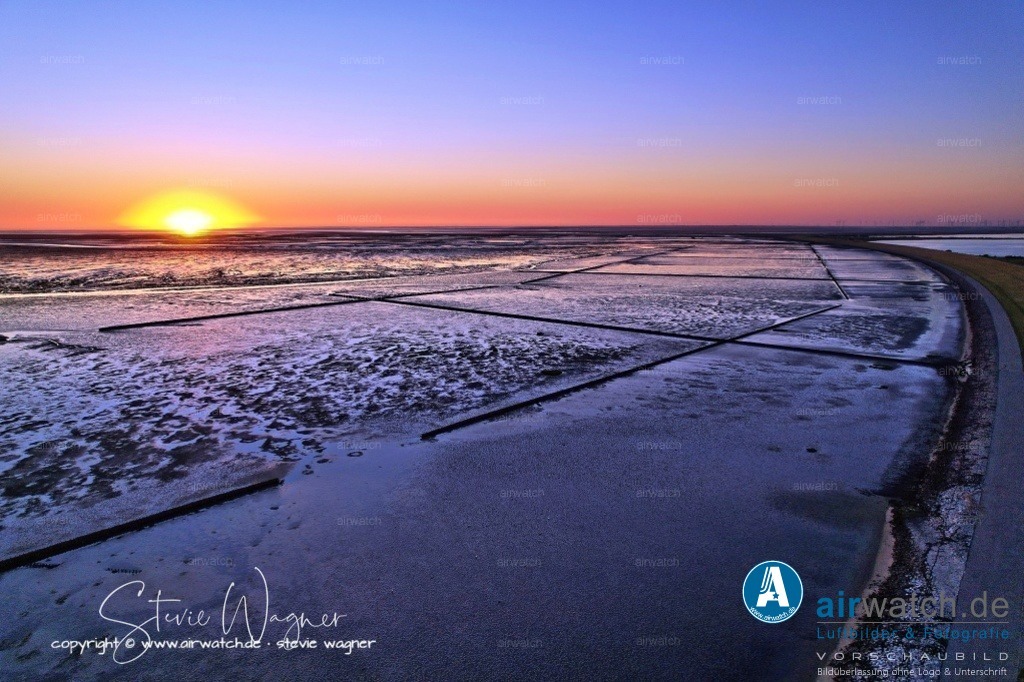 Nordsee, Nordfriesland, Beltringharderkoog, Luettmoorsee, Holmer Siel, Landgewinnung, Küstenschutz | Landgewinnung & Küstenschutz in Nordfriesland - Heute ist Nordstrand eine Halbinsel mit einer Fläche von etwa 45 km², die durch die Landgewinnung und die Küstenschutzmaßnahmen stabilisiert wurde. Die Region wird weiterhin durch die Nordsee und die Wattlandschaft geprägt und bietet eine einzigartige Kombination aus Natur, Geschichte und Kultur.