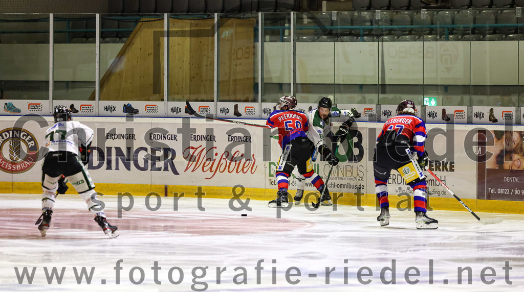 2022-09-09_113_TSV_Erding_gegen_Deggendorfer_SC | Erding, Deutschland, 09.09.2022:
Eishockey, Bayernliga 2022 / 2023, Testspiel, TSV Erding gegen Deggendorfer SC, Endergebnis: 2:5

Philipp Michl (Erding Gladiators, #77), Paul Pfenninger (Deggendorfer SC, #58), Julian-Maximilian Elsberger (Deggendorfer SC, #17)

Foto: Christian Riedel / fotografie-riedel.net
