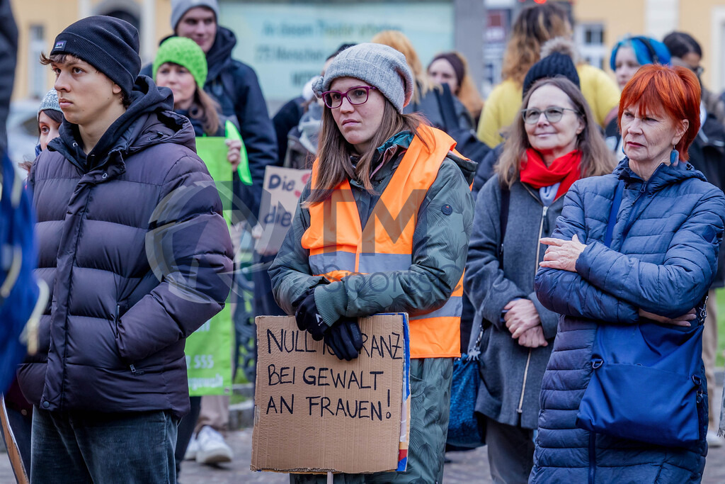 R06_1913 | 29.NOV.24-Protestmarsch gegen Gewalt-Copyright: Katholische Kirche Kärnten/Denk Dich Neu/Trainproduction/Matthias Trinkl