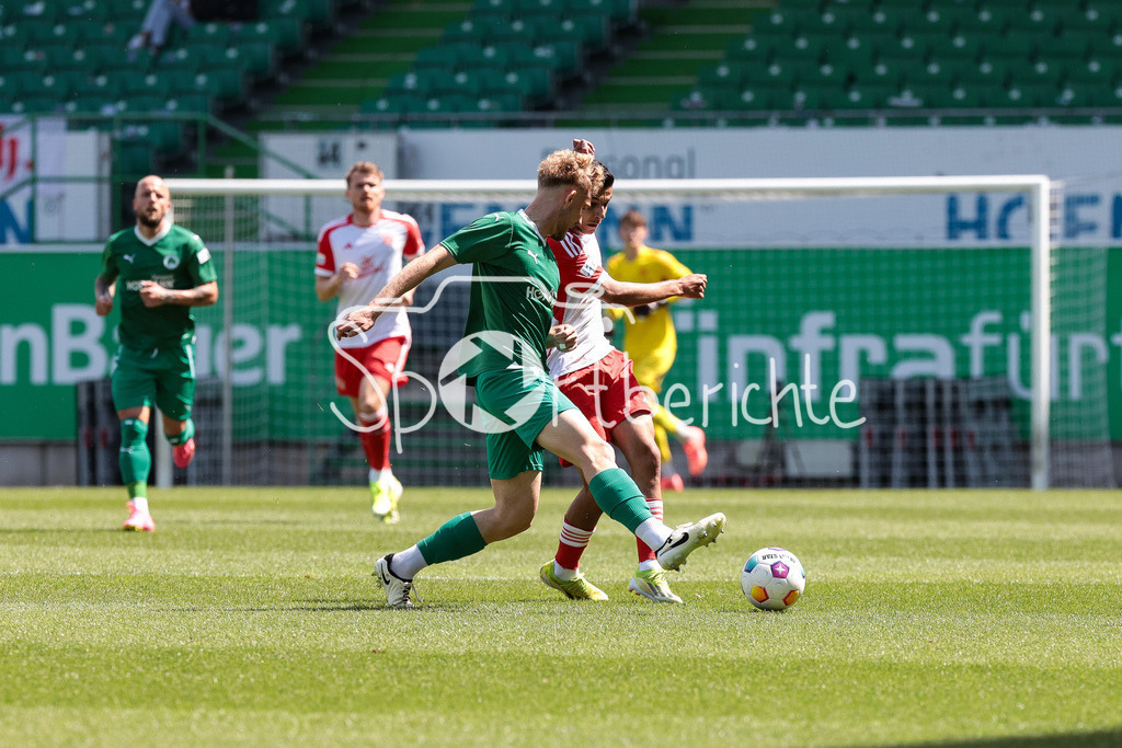 SpVgg Greuther Fürth II - FC Bayern Amateure | im Duell Robin LITTIG (spvgg #7) und Davide Dell'ERBA (FCB #19) / Zweikampf