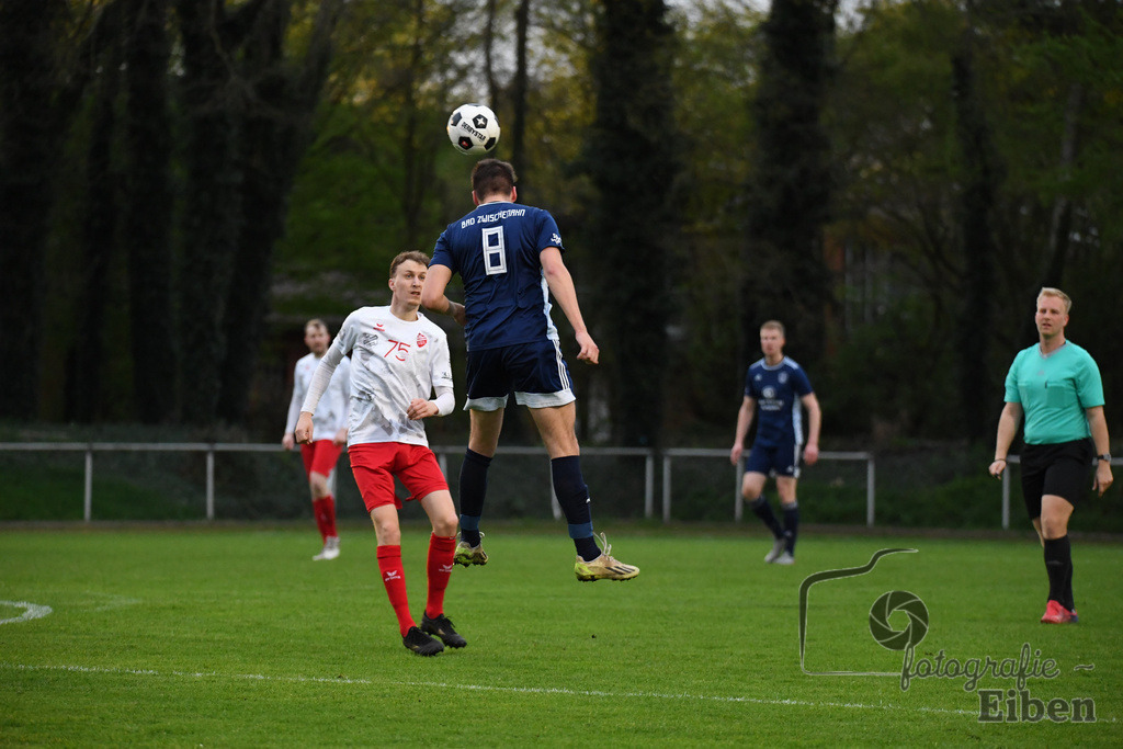 SV Eintracht Wiefelstede-VFL Bad Zwischenahn | Herren Kreisliga; SV Eintracht Wiefelstede (weiß)-VFL Bad Zwischenahn (blau) am 09.04.2024; in Wiefelstede (Sportanlage Am Breeden), Photo: Philip Eiben 2024 - Realisiert mit Pictrs.com