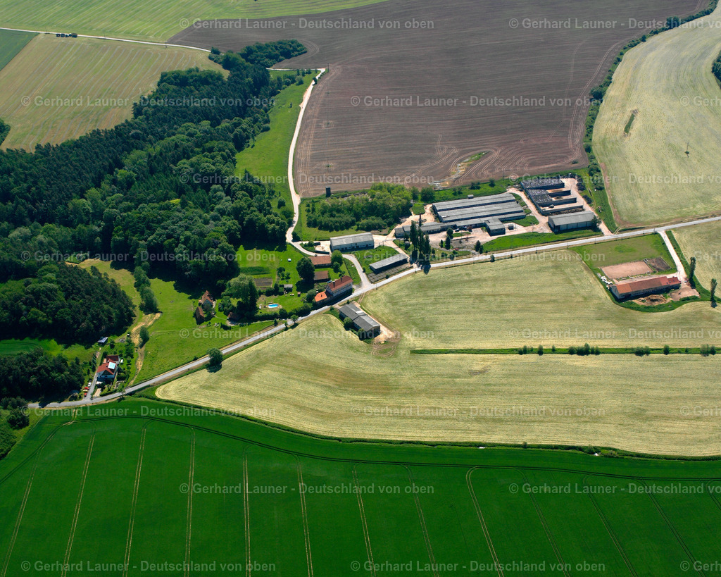 2634080 | ARENSHAUSEN 16.06.2006 Gehöft und Bauernhof- Nebengebäude am Rand von landwirtschaftlich genutzten Feldern an der Straße Oberstein in Arenshausen im Bundesland Thüringen, Deutschland. // Homestead and farm outbuildings on the edge of agricultural fields on street Oberstein in Arenshausen in the state Thuringia, Germany. Foto: Gerhard Launer