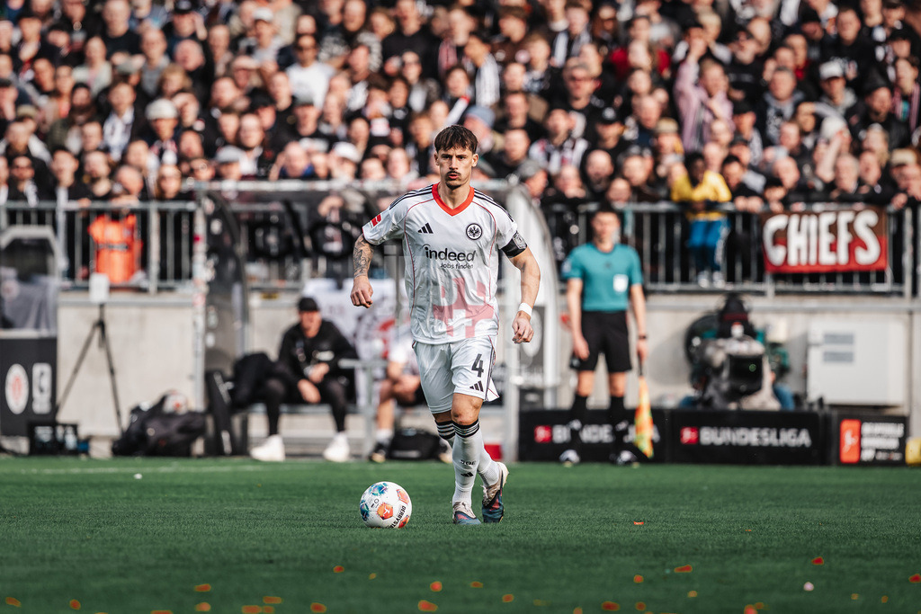 Fußball | Männer | Saison 2025/2026  | Fußball-Bundesliga | 25. Spieltag | FC St. Pauli vs. Eintracht Frankfurt | 08.03.2026 | Robin Koch (#4, Eintracht Frankfurt)