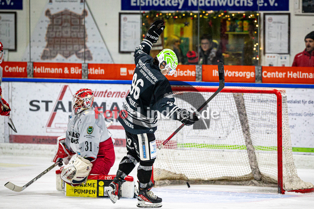 TSV Peißenberg MINERS gegen TEV Miesbach | Eishockey Bayernliga Herren Vorrunde 2024/25, TSV Peißenberg MINERS gegen TEV Miesbach, 20241201,Tor Miners,2024-12-01 in Peißenberg (Eisstadion Peißenberg)Lynnden PASTACHAK (MINERS 96), Philip LEHR (TEVM Goalie 31)Copyright: WolfgangxLindner