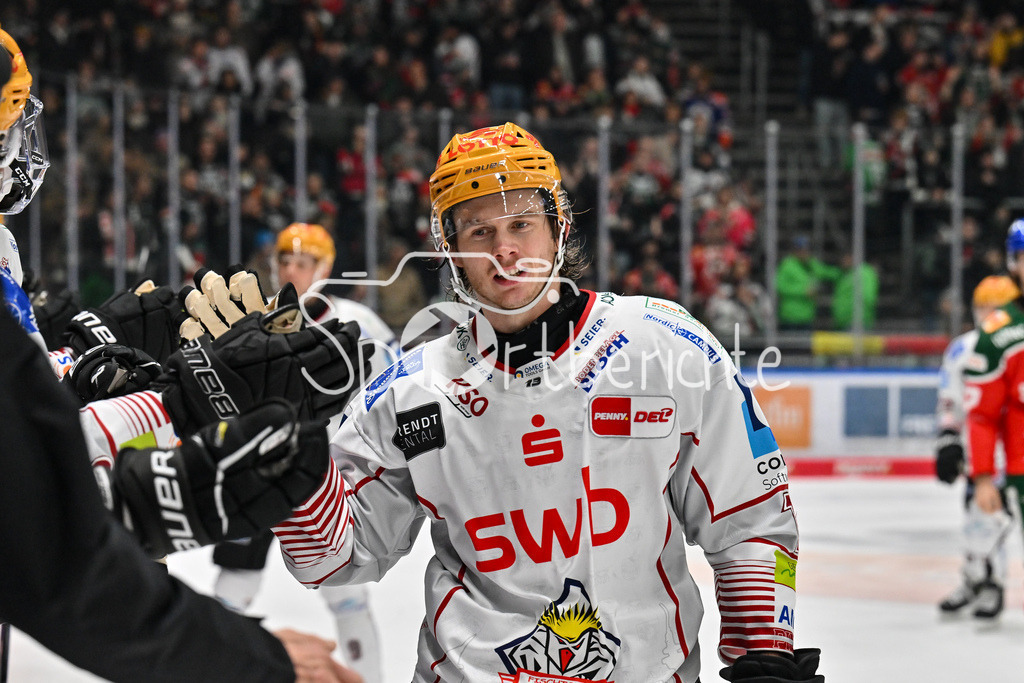 Augsburger Panther - Fischtown Pinguins | Jubel der Gaeste nach dem Treffer zum 0-4 durch Ziga JEGLIC (Fischtown Pinguins 13) / Freude / Happy / tor / torschuetze / DEL: Augsburger Panther - Fischtown Pinguins, Curt Frenzel Stadion am 08.01.2025