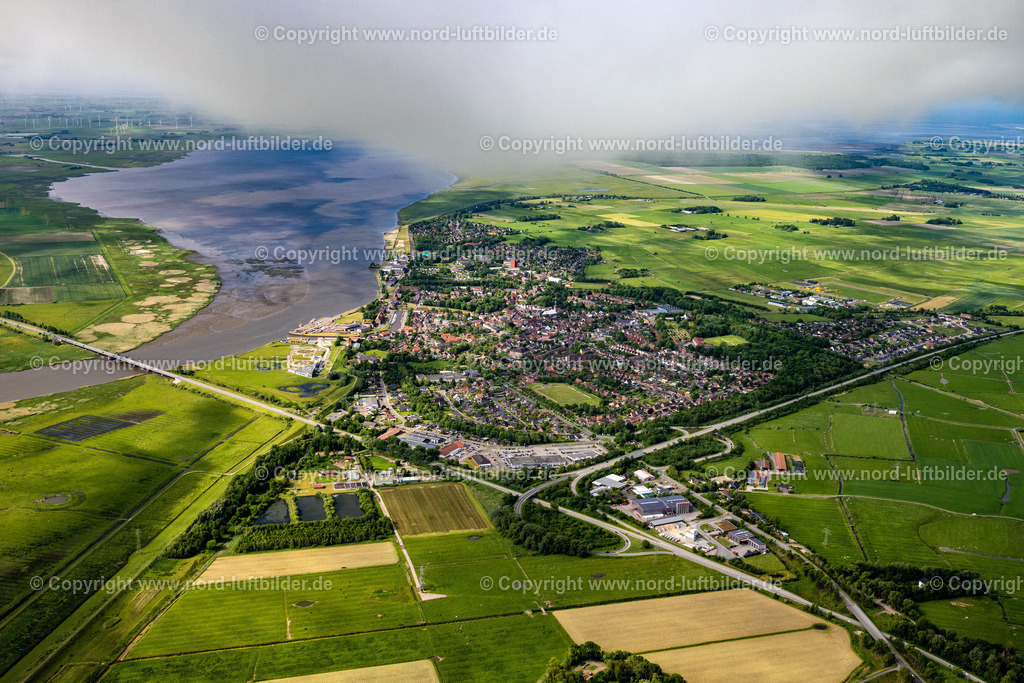 Tönning_ELS_8376100623 | TöNNING 10.06.2023 Ortsansicht der Straßen und Häuser der Wohngebiete in Tönning im Bundesland Schleswig-Holstein, Deutschland. // Town View of the streets and houses of the residential areas in Toenning in the state Schleswig-Holstein, Germany. Foto: Martin Elsen
