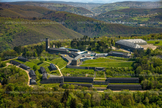 Schleiden240502038Vogelsang | Luftbild, Vogelsang IP Gebäudekomplex und historisches Museum auf dem Berg Erpenscheid, unter Denkmalschutz stehende ehemalige NS-Ordensburg Vogelsang, Waldgebiet Nordeifel Nationalpark Eifel, Fernsicht Hügel und Täler, Morsbach, Schleiden, Nordrhein-Westfalen, Deutschland