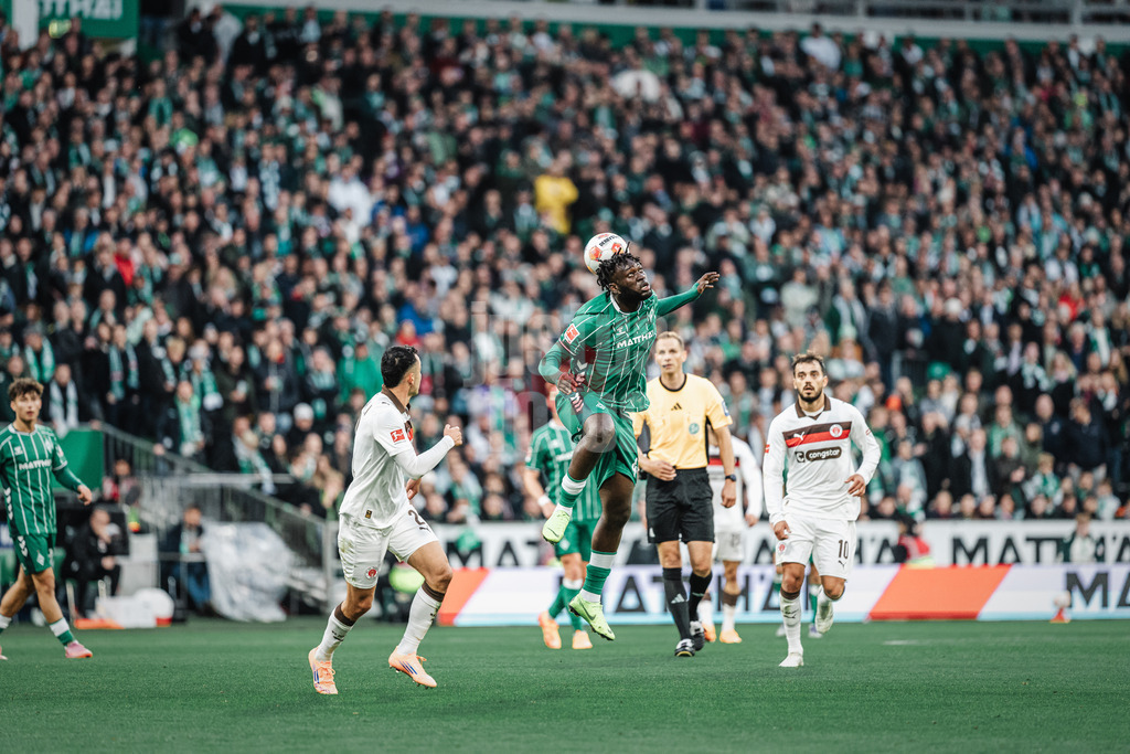 Fußball | Männer | Saison 2025/2026 | 1. Fußball-Bundesliga | 6. Spieltag | SV Werder Bremen vs. FC St. Pauli | 04.10.2025 | Victor Boniface (#44, SV Werder Bremen) mit einem Kopfball