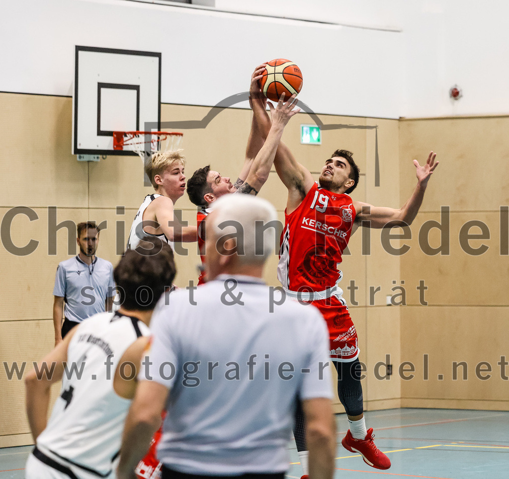 2022-12-03_080_TSV_Vaterstetten_gegen_TG_Landshut | Vaterstetten, Deutschland, 03.12.2022:
Basketball, Bayernliga Herren Südost 2022 / 2023, 7. Spieltag, TSV Vaterstetten gegen TG Landshut, Endergebnis: 71:78

D. Wolf (TSV Vaterstetten, #14), Paul Ruja (TG Landshut, #5),  (TG Landshut, #19)

Foto: Christian Riedel / fotografie-riedel.net
