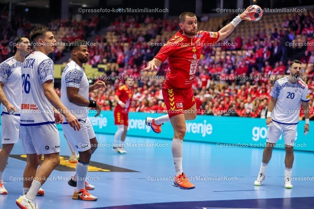 EHF18012601007 | 18.01.2026, Handball, Men's EHF EURO 2026, Portugal - Nordmazedonien, Jyske Bank Boxen in Herning, Dänemark, Preliminary Round:  Martin Velkovski (North Macedonia #04) im Zweikampf gegen   Francisco Mota Costa (Portugal #26)  Victor Manuel Iturriza Alvarez (Portugal #08)