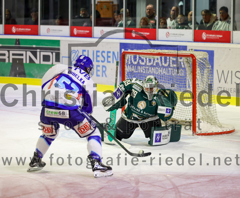 2025-09-26_001_TSV_Erding_gegen_SC_Riessersee | Erding, Deutschland, 26.09.2025:Eishockey, Oberliga Süd 2025 / 2026, 3. Spieltag, TSV Erding gegen SC Riessersee, Endergebnis: 3:5Lubor Dibelka (SC Riessersee, #57), Torwart Leon Meder (Erding Gladiators, #39)Foto: Christian Riedel / fotografie-riedel.net