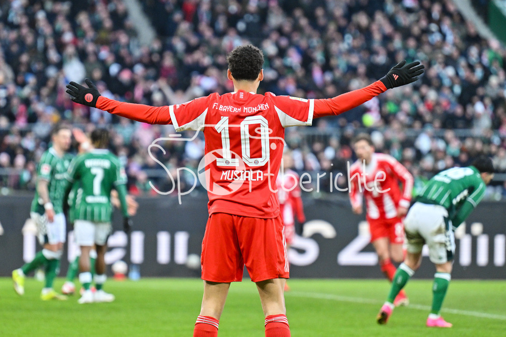 SV Werder Bremen - FC Bayern München | BREMEN, GERMANY - 14. FEBRUARY: Jubel der Gäste nach dem Treffer zum 0-3 druch Leon GORETZKA (FC Bayern Munich 8)  / Tor / Torschuetze / Freude / Happy während dem Bundesligamatch zwischen dem SV Werder Bremen und dem FC Bayern München am 22. Spieltag im Weserstadion / DFL REGULATIONS PROHIBIT ANY USE OF PHOTOGRAPHS AS IMAGE SEQUENCES AND/OR QUASI-VIDEO / Jamal MUSIALA (FC Bayern München 10)
