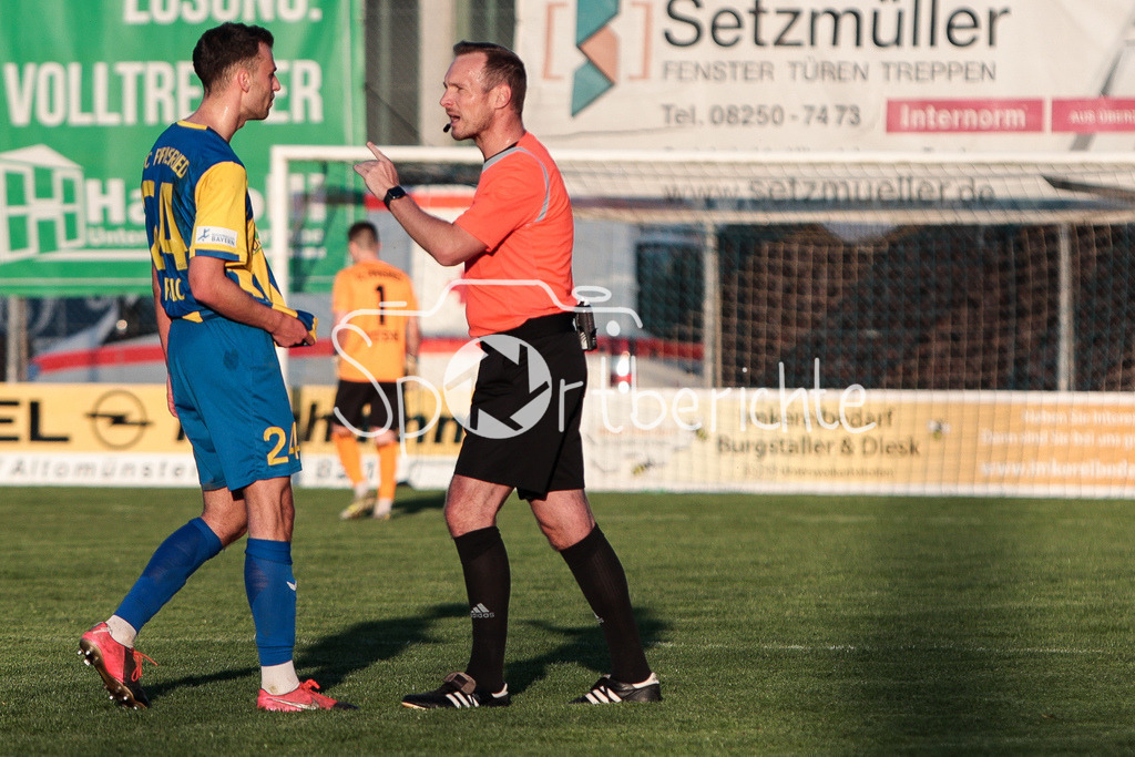 FC Pipinsried - TSV Buchbach | Marin PUDIC (FCP #24) wird von Schiedsrichter Stefan TREIBER zurecht gewiesen