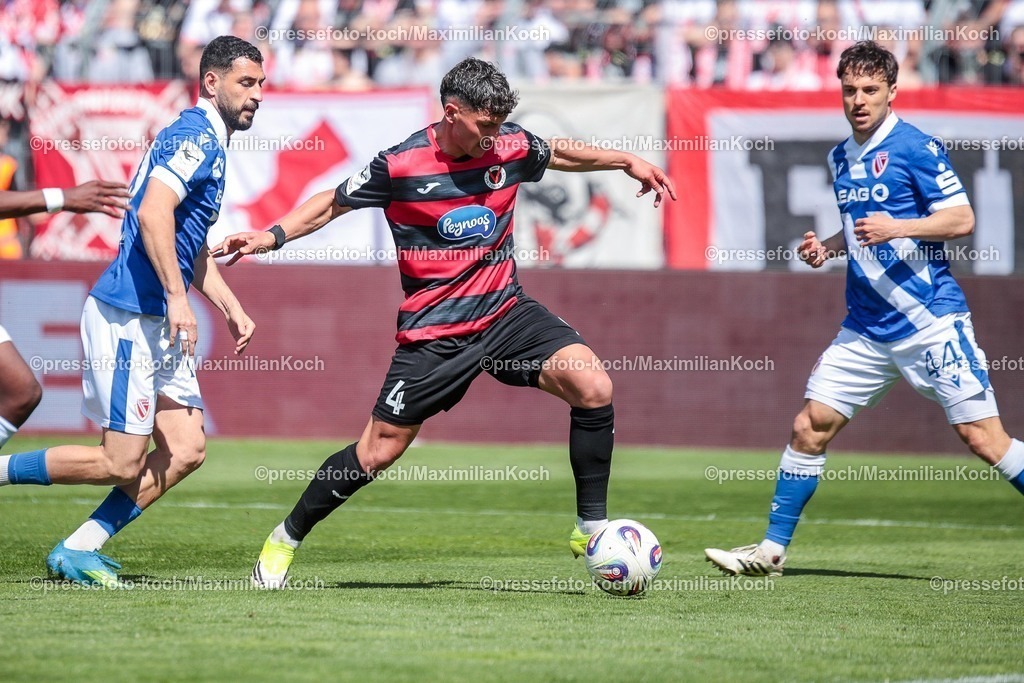 xsef26042601018 | 26.04.2026, xsefx, Fußball, 3.Liga, FC Viktoria Köln - Energie Cottbus, 35. Spieltag, Sportpark Höhenberg, Saison 2025 2026: Taylan Duman (FC Viktoria Koeln, 4)   im Zweikampf gegen Tolcay Cigerci (10 FCE) Simon Straudl (Energie Cottbus, 44)   DFB regulations prohibit any use of photographs as image sequences and or quasi-video. Photo: xSabinexEffgenxPressefotoKochx