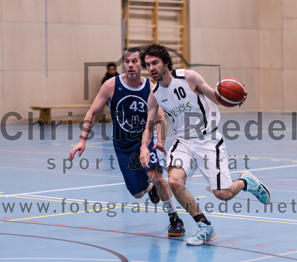 2022-04-03_062_TSV_Vaterstetten_gegen_SV_Weissblau-Allianz_Muenchen | Vaterstetten, Deutschland, 03.04.2022:
Basketball, Bezirksoberliga Herren 2021 / 2022, 14. Spieltag, TSV Vaterstetten gegen SV Weißblau-Allianz München, Endergebnis: 86:54

Maximilian Tedschemacher (SV Weißblau-Allianz München, #43), Luca Maurice Kohll (TSV Vaterstetten, #10)

Foto: Christian Riedel / fotografie-riedel.net