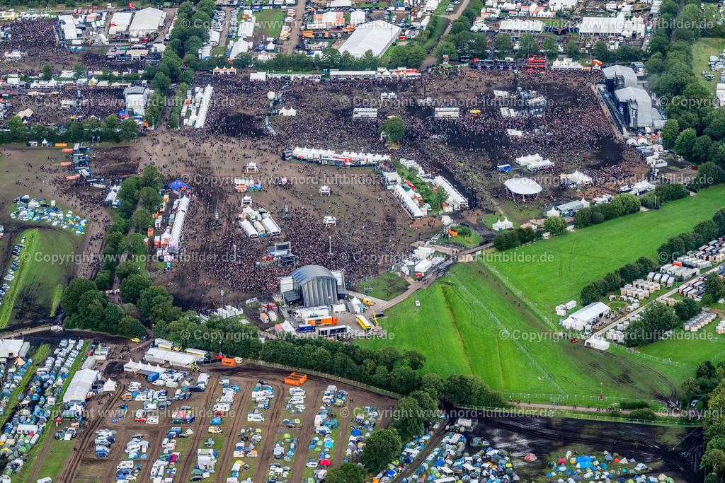 Wacken Musik Festival_ELS_7849040823 | WACKEN 04.08.2023 Besucher des Wacken Musik- Festivals auf dem Veranstaltungs- Konzertgelände in Wacken im Bundesland Schleswig-Holstein, Deutschland. Weiterführende Informationen bei: ICS Festival Service GmbH. // Participants in the Wacken music festival on the event concert area in Wacken in the state Schleswig-Holstein, Germany. Further information at: ICS Festival Service GmbH. Foto: Martin Elsen