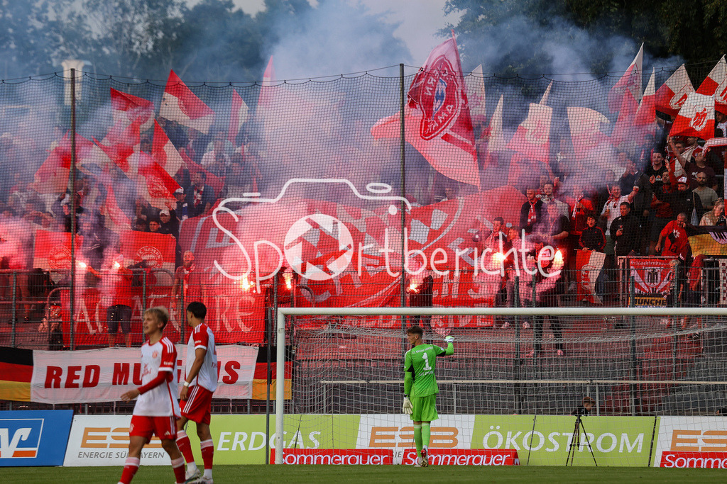 SV Wacker Burghausen - FC Bayern Amateure | Die mitgereiten Fans aus muenchen zuenden zu beginn der zweiten Halbzeit Pyrotechnik im Gaesteblock / Ultras / Pyro