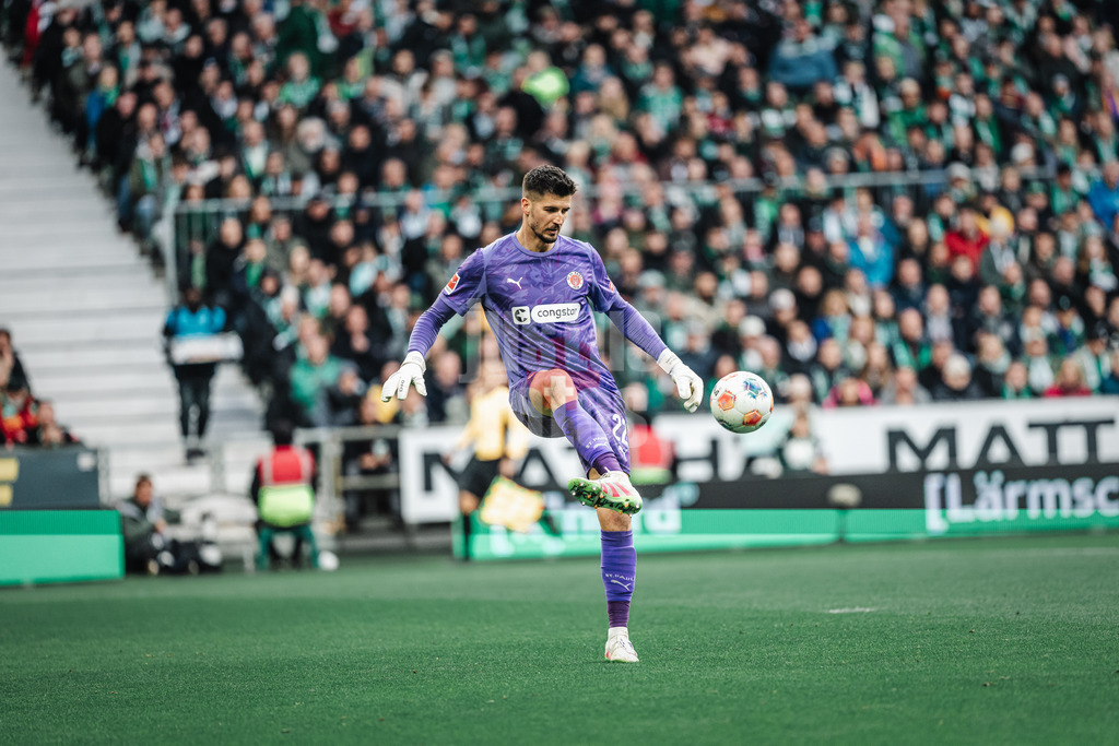 Fußball | Männer | Saison 2025/2026 | 1. Fußball-Bundesliga | 6. Spieltag | SV Werder Bremen vs. FC St. Pauli | 04.10.2025 | Nikola Vasilj (#22, FC St. Pauli) spielt den Ball