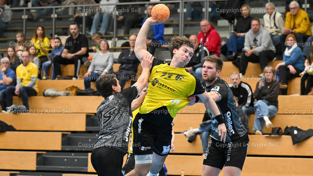 TSV Altenholz vs MTV Braunschweig | Nicolas Kahmke (TSVA #23) vs Philipp Moritz Krause (Braunschweig #15) &amp; Lukas Friedhoff (Braunschweig #6) / Handball 3. Liga Nord-Ost Männer 2025/2026 / TSV Altenholz vs MTV Braunschweig / Edgar-Meschkat-Halle / Altenholz / 14.03.26 - Realisiert mit Pictrs.com