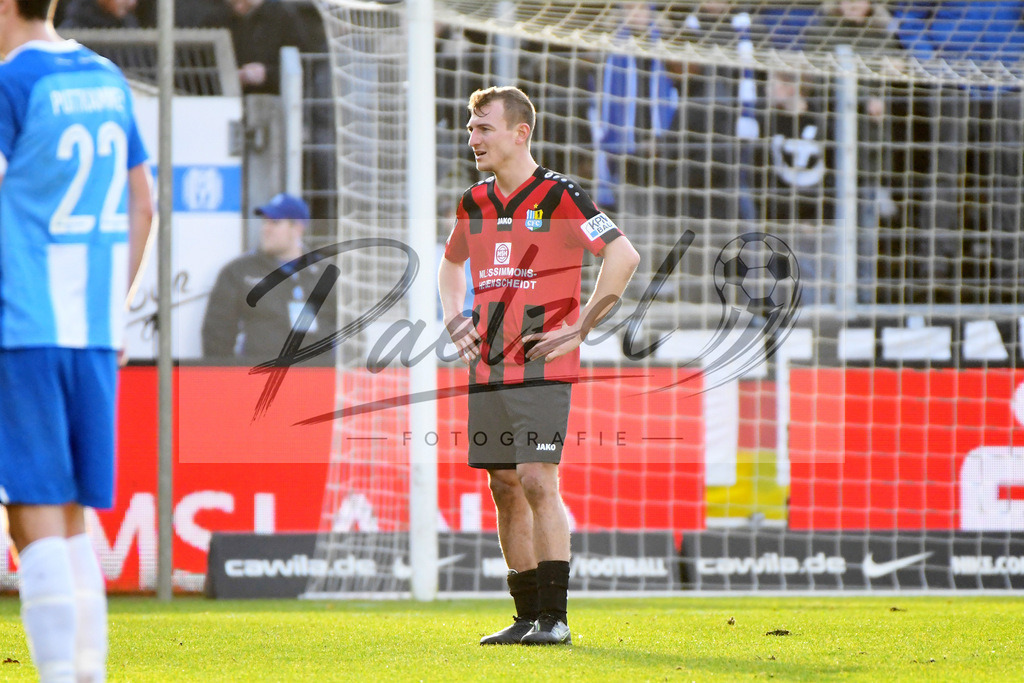 20200201_MEPCHE_0049 | Fußball, Herren: Daniel Bohl (Chemnitzer FC) schaut waehrend des Spiels der 3. Liga zwischen SV Meppen und Chemnitzer FC in der Haensch-Arena am 01.02.2020 in Meppen, Deutschland. DFB / DFL REGULATIONS PROHIBIT ANY USE OF PHOTOGRAPHS AS IMAGE SEQUENCES AND/OR QUASI-VIDEO. - Realisiert mit Pictrs.com