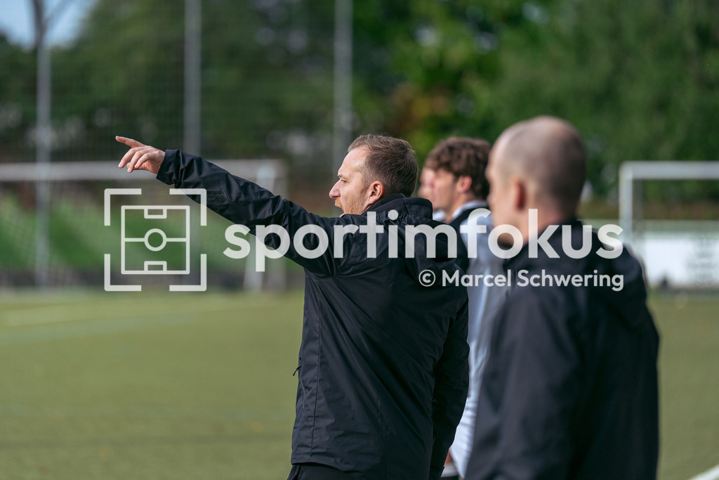 TSV 05 Ronsdorf – SSV Bergisch Born II | Trainer Kai Östrich vom TSV Ronsdorf an der Seitenlinie. Bezirksliga Niederrhein, Gruppe 2: TSV 05 Ronsdorf gegen SSV Bergisch Born II, Wuppertal, 11.10.2026. Endstand: 3:1. sportimfokus / Marcel Schwering - Realisiert mit Pictrs.com