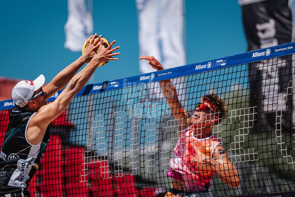 Beachvolleyball | Männer | Allianz German Beach Tour 2025 | Tourstop Bremen | 12.06.2025 | v.l. Bo Hansen blockt Moritz Hauschild