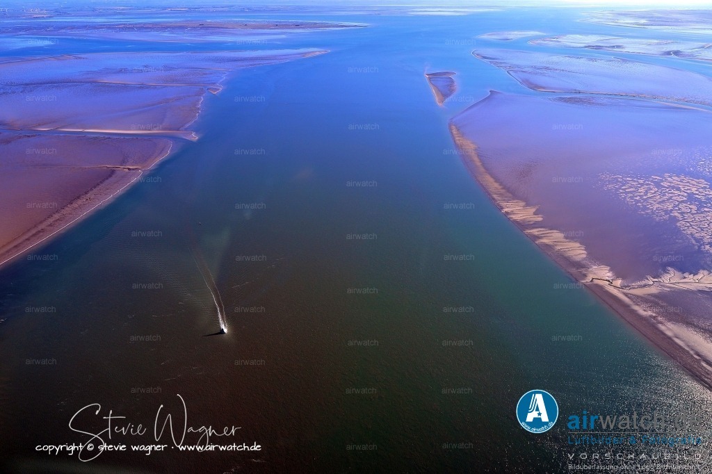 Fahrrinne und Priele zwischen Hamburger Hallig und Hallig Gröde | Fahrrinne und Priele zwischen Hamburger Hallig und Hallig Gröde im Hintergrund Nordstrandischmoor und Eiderstedt - Diese Fahrrinne, die auch als Pricken bezeichnet wird, dient als wichtiger Transportweg für Schiffe und Boote, insbesondere bei Hochwasser, da die Halligen selbst nur zu bestimmten Zeiten erreichbar sind.