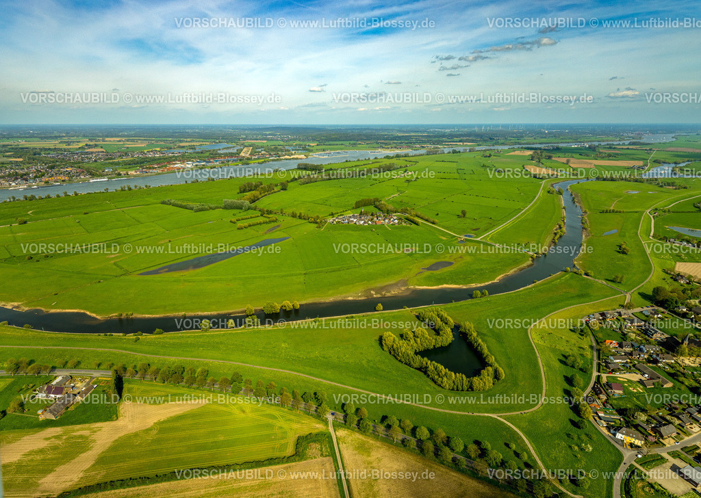 Kleve240402583RheinueberflutungsflaecheSchenkenschanz | Luftbild, Wohnsiedlung Ortsteil Schenkenschanz mit Hochwasserschutzmauer, Rheinüberflutungsfläche, umgeben von Wiesen und Feldern, hinten der Fluss Rhein und die deutsch-niederländische Grenze, rechts der Griethauser Altrhein mit der Anlegestelle Fähre Düffelwald, Fernsicht, Schenkenschanz, Kleve, Niederrhein, Nordrhein-Westfalen, Deutschland
