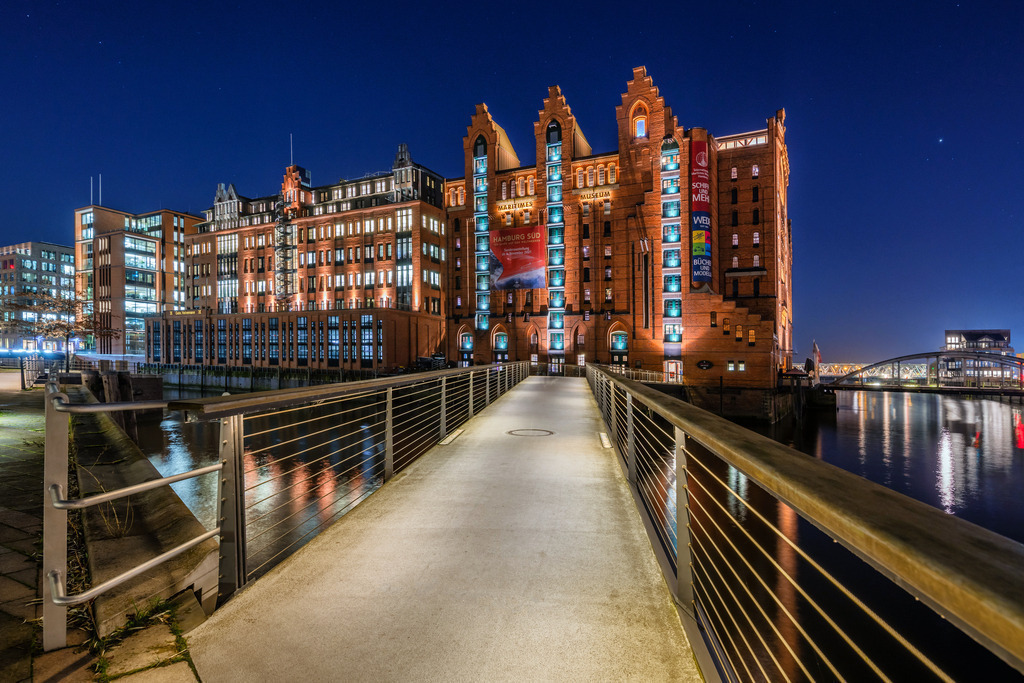 10231102 - Maritimes Museum bei Nacht | Blick auf das Maritime Museum in der Hafencity.
