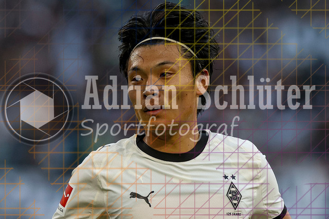 Borussia Mönchengladbach vs Eintracht Frankfurt - Bundesliga  | Mönchengladbach, Deutschland, 27.09.25:   Shuto Machino (Borussia Mönchengladbach) schaut waehrend des Spiels der Bundesliga zwischen Borussia Mönchengladbach vs Eintracht Frankfurt im Stadion im Borussia Park(Foto von Brauer-Fotoagentur / Adrian Schlueter)