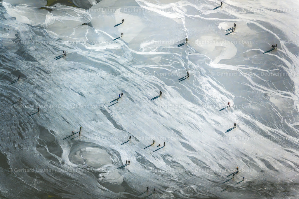 4043964 | Spatziergänger und Eisläufer auf dem zugefrorenem Aasee, Münster