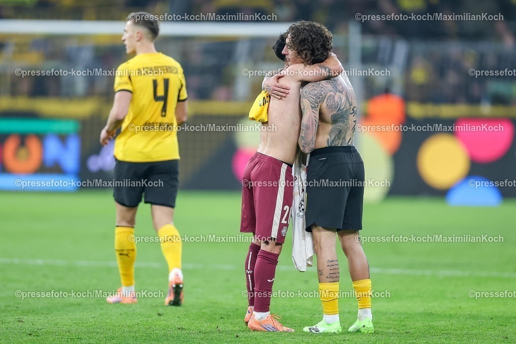 UCL25112501118 | 25.11.2025, Fußball, UEFA Champions League, Borussia Dortmund - FC Villarreal, BVB Stadion, 5. Spieltag, Saison 2025 2026: Alberto Moleiro&nbsp;(FC Villarreal #20) und Fabio Silva&nbsp;(BVB #21) beim trikottausch  Regulations prohibit any use of photographs as image sequences and or quasi-video.