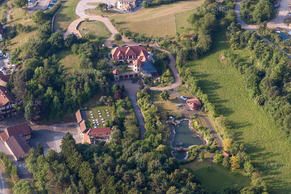 Luftbild: Luxus- Villa im Wohngebiet einer Einfamilienhaus- Siedlung in Oberleichtersbach im Bundesland Bayern in Deutschland.Foto: IMG_68792.jpg vom 22.06.2014 durch Werner Riehm/FLY-FOTO.deAuflösung des Originals: 3867 x 2578 px