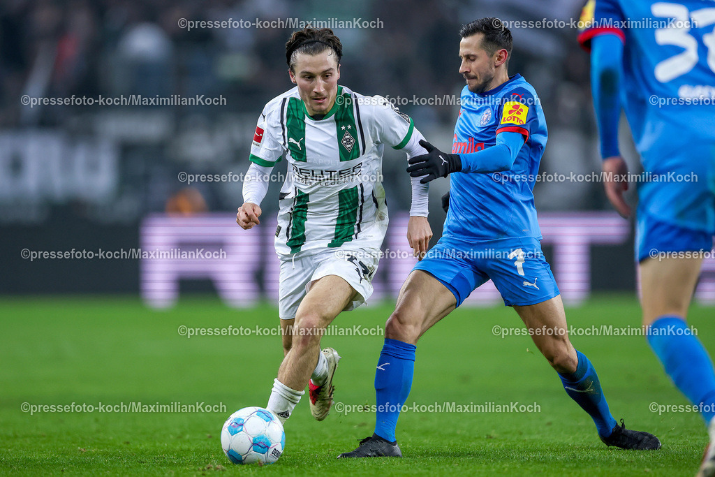 BMG14122401064 | 14.12.2024, Fußball, Borussia Mönchengladbach - Holstein Kiel, 1. Fußball Bundesliga, Borussia-Park, Saison 2024 2025: Rocco Reitz (Mönchengl. #27) im Zweikampf gegen Steven Skrzybski (Kiel #7)DFB regulations prohibit any use of photographs as image sequences and or quasi-video.