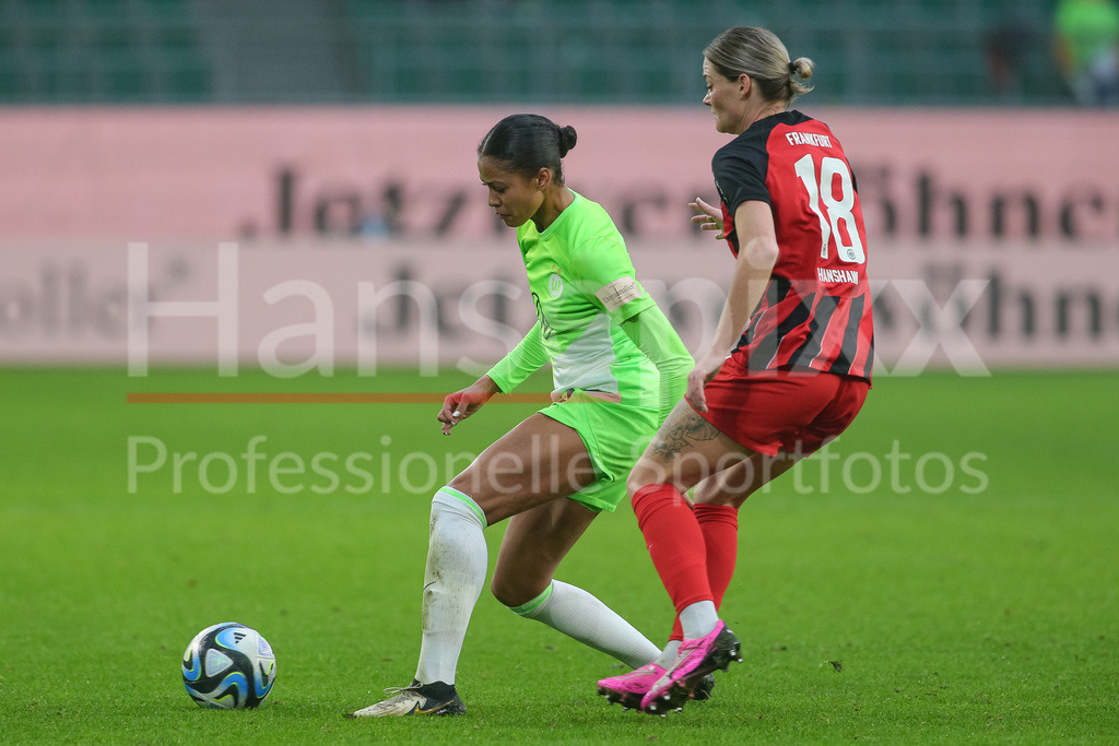Fussball, Google Pixel Frauen-Bundesliga, VfL Wolfsburg - Eintracht Frankfurt | v.li.: Sveindis Jonsdottir (VfL Wolfsburg, 23) und Verena Hanshaw (Eintracht Frankfurt, 18) im Zweikampf, Duell, Dynamik, Aktion, Action, Spielszene, DIE DFB-RICHTLINIEN UNTERSAGEN JEGLICHE NUTZUNG VON FOTOS ALS SEQUENZBILDER UND/ODER VIDEOÄHNLICHE FOTOSTRECKEN. DFB REGULATIONS PROHIBIT ANY USE OF PHOTOGRAPHS AS IMAGE SEQUENCES AND/OR QUASI-VIDEO.