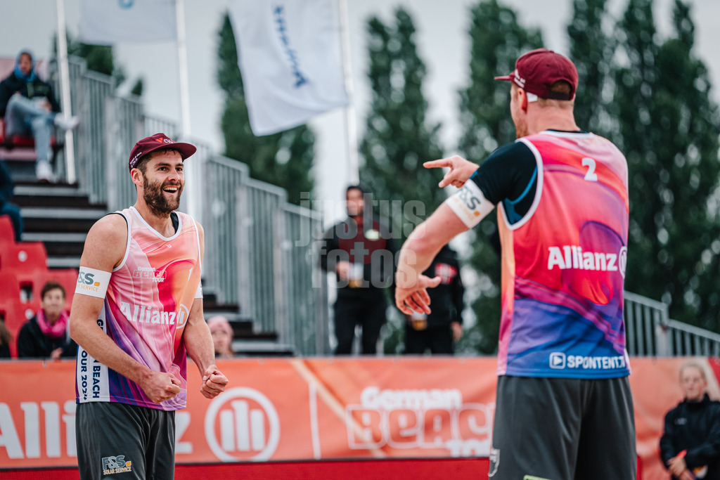 Beachvolleyball | Männer | German Beach Tour 2024 | Tourstop Bremen | 08.06.2024 | Manuel Harms (links) freut sich in Richtung seines Bruder Yannick Harms (rechts)