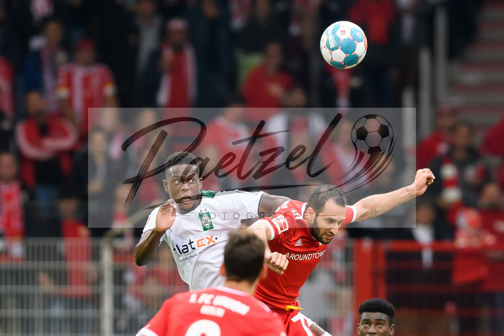FCUBMG20210829_056 | Fussball, Herren: Denis Zakaria (Borussia Moenchengladbach) und Levin Oeztunali (1.FC Union Berlin) im Zweikampf beim Spiel der 1. Bundesliga zwischen 1. FC Union Berlin und Borussia Moenchengladbach im Stadion An der Alten Foersterei am 29.08.2021 in Berlin, Deutschland. - Realisiert mit Pictrs.com