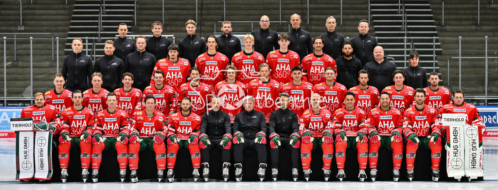 Augsburger Panther 2025/26 | Mannschaftsfoto der Augsburger Panther der Saison 2025/26 Vordere Reihe von links:Michael Garteig, Thomas Schemitsch, Cody Kunyk, T.J. Trevelyan, Anthony Louis, Assistenztrainer Thomas Dolak, Cheftrainer Bill Peters, Torwarttrainer Dennis Endras, Maximilian Renner, Ryan Button, Madison Bowey, Alexandre Grenier, Peyton Jones Zweite Reihe von links:Moritz Elias, Florian Elias, Kyle Mayhew, D.J. Busdeker, Joseph Cramarossa, Tim Wohlgemuth, Moritz Wirth, Fabrizio Pilu, Alexander Blank, Riley Damiani, Enrico Henriquez, Luco Tosto Dritte Reihe von links:Teammanager Markus Keller, Athletiktrainer Adrian Schelenz, Skills &amp; Video Coach Mika Wendell, Lasse Dietzschold, Christian Hanke, Sebastian Zwickl, Liron Pellizzari, Leon van der Linde, Betreuer Myles Holloway, Betreuer Marco Nachrichter, Zahnärztin Dr. Roswitha Merk Obere Reihe von links:Physiotherapeut Oliver Rönsch, Physiotherapeut Sebastian Lindermayr, Physiotherapeut Samuel Sepp, Physiotherapeut Ferdinand Merckx, Physiotherapeut Alexander Ablaß, Sportmediziner Dr. Jens-Ulrich Otto, Sportmediziner Dr. Karsten Bogner, Allgemeinmediziner Dr. Karl Golczyk / Media Day Augsburger Panther: Curt-Frenzel Stadion am 06.08.2025