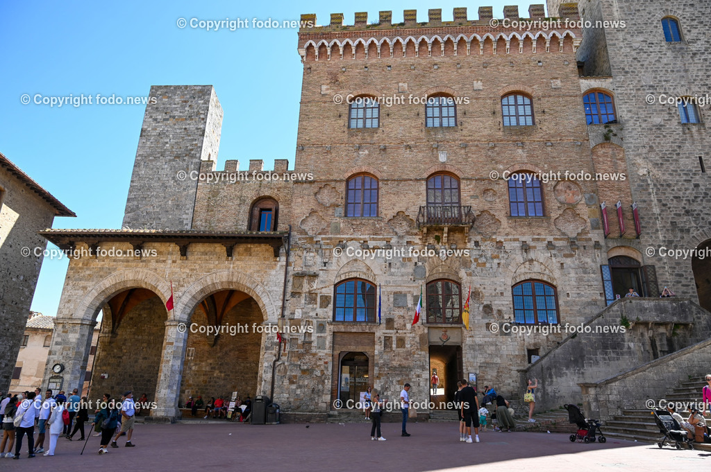 Italien_ Toskana_ San Gimignano_ 31.05.2024-129 | 31.05.2024, Italien, ITA, Toskana, San Gimignano im Bild Stadtansichten Gebäude, Architektur, Touristen, Historisch, Souvenir, Ansichten der berühmten Stadt San Gimignano in der Toskana-Italien - View of the famous town San Gimignano in Tuscany-ItalySan Gimignano ist eine italienische Kleinstadt in der Toskana mit einem mittelalterlichen Stadtkern. San Gimignano wird auch die Stadt der Türme genannt. Die Stadt liegt in der Provinz Siena. Sie gehört neben Florenz, Siena und Pisa zu den von Touristen meist besuchten Zielen in der Toskana.