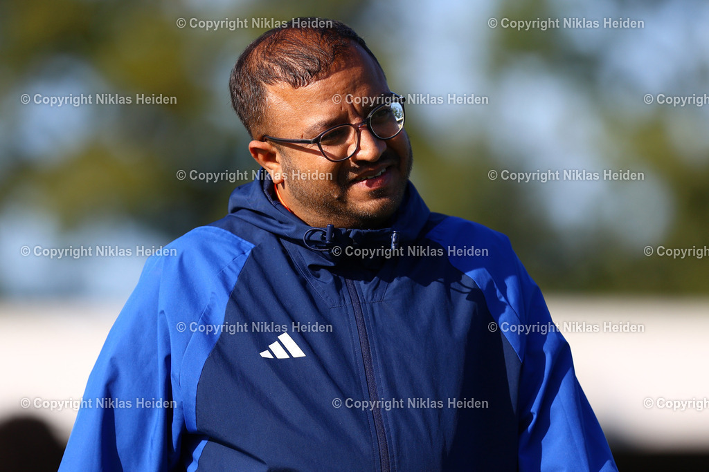 NH_NikolaTesla_SCVictoriaHamburg_OberligaHamburg_28092025 | Mohet Wadhwa (Trainer, Nikola Tesla)Fußball I Herren I Gamesright Oberliga Hamburg I Saison 2025-2026  I 10. Spieltag I Nikola Tesla - SC Victoria Hamburg I 28.09.2025 I Sportplatz Vorhornweg