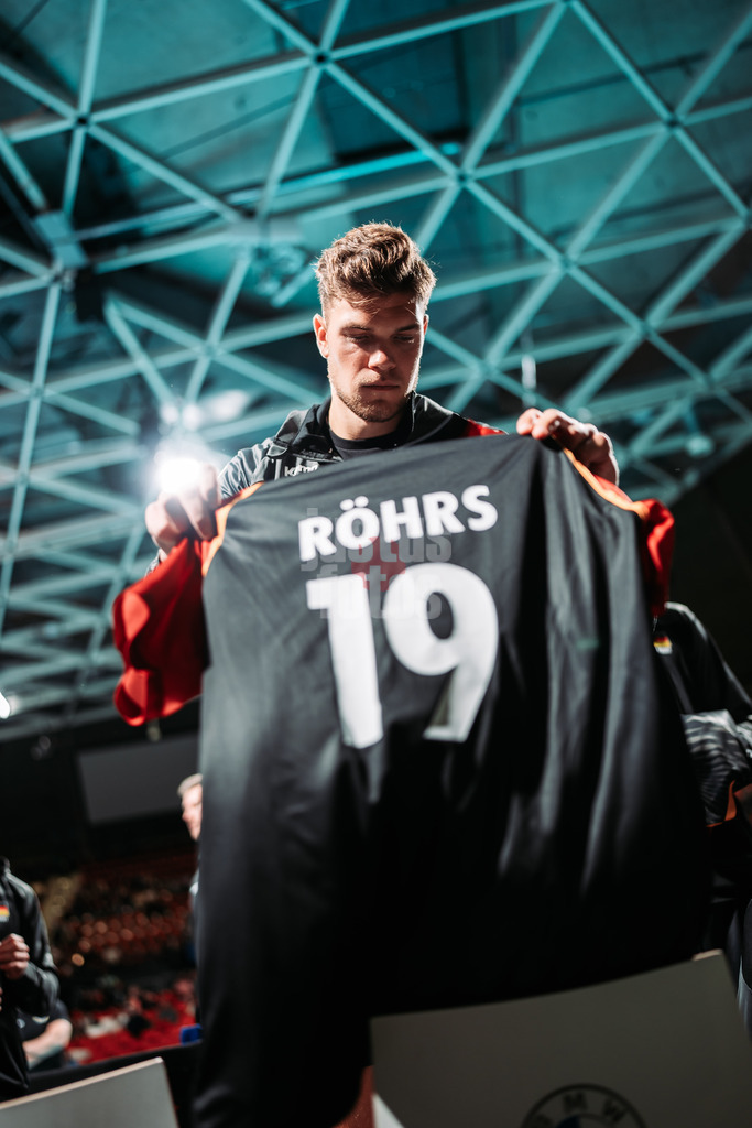 Volleyball | Männer | Testspiel | Deutschland vs. Italien | 26.05.2025 | Erik Röhrs (#19, Deutschland) hängt sein Trikot auf die Ersatzbank