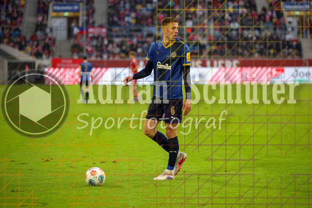 10.04.2026, GER, Fussball, Herren, 2. BL, Saison 2025/2026, Fortuna Düsseldorf - Holstein Kiel | Marko Ivezic (Kiel) in Aktion am Ball, Einzelaktion 