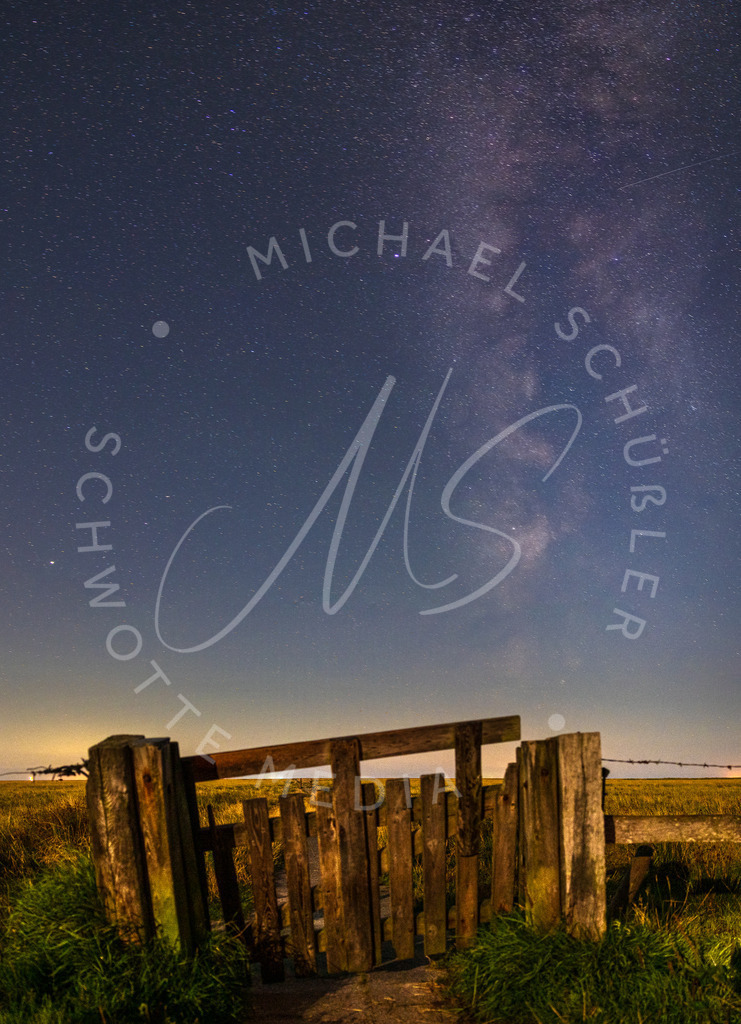 Milchstraße über einem Holztor hinter dem Deich | Schwotte Media - Realisiert mit Pictrs.com