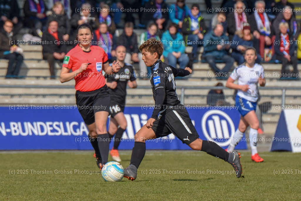 Fussball-BL Frauen 1. FFC Frankfurt vs. FF USV Jena | Yokoyama Kumi #10 (1.FFC Frankfurt) am Ball; Fussball-BL Frauen 1. FFC Frankfurt vs. FF USV Jena, Fussball-Bundesliga Frauen am 25.03.2018 im Stadion am Brentanobad in Frankfurt/Main, (Deutschland) - Realisiert mit Pictrs.com