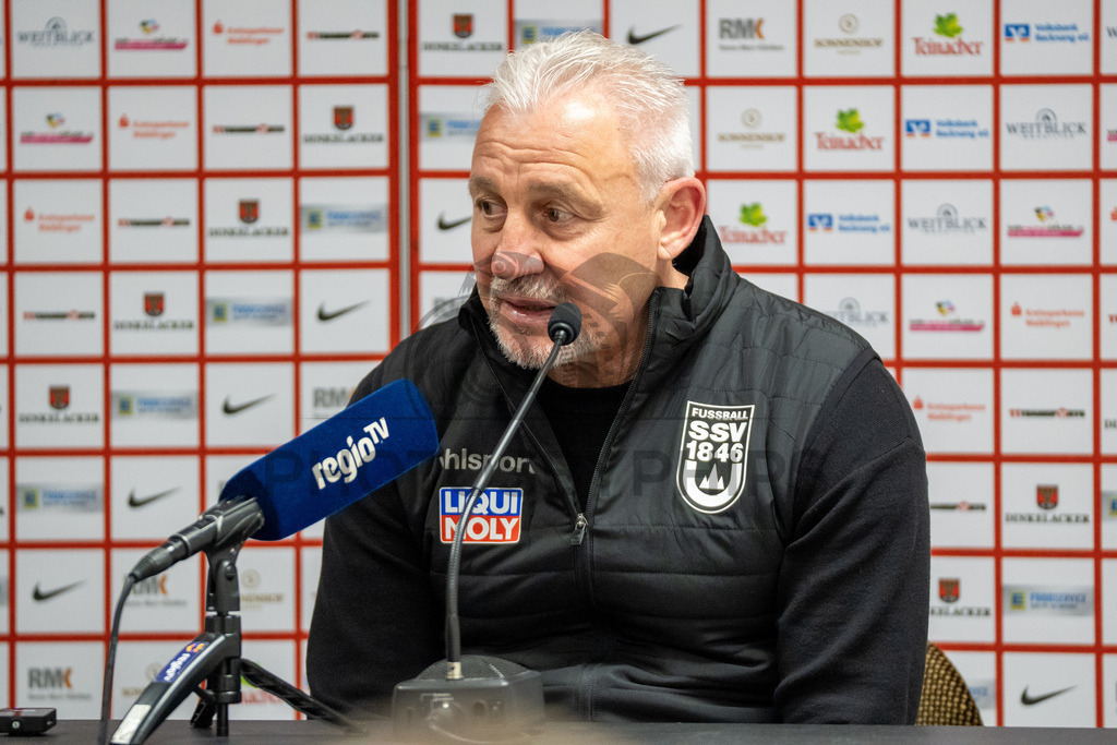 SG Sonnenhof Grossaspach vs. SSV Ulm 1846 Fussball, Fussball, WFV-Pokal, Viertelfinale, 01.04.2026 | Pavel Dotchev (Trainer SSV Ulm 1846 Fussball) bei der Pressekonferenz nach der Niederlage,SG Sonnenhof Grossaspach vs. SSV Ulm 1846 Fussball, Fussball, WFV-Pokal, Viertelfinale, 01.04.2026