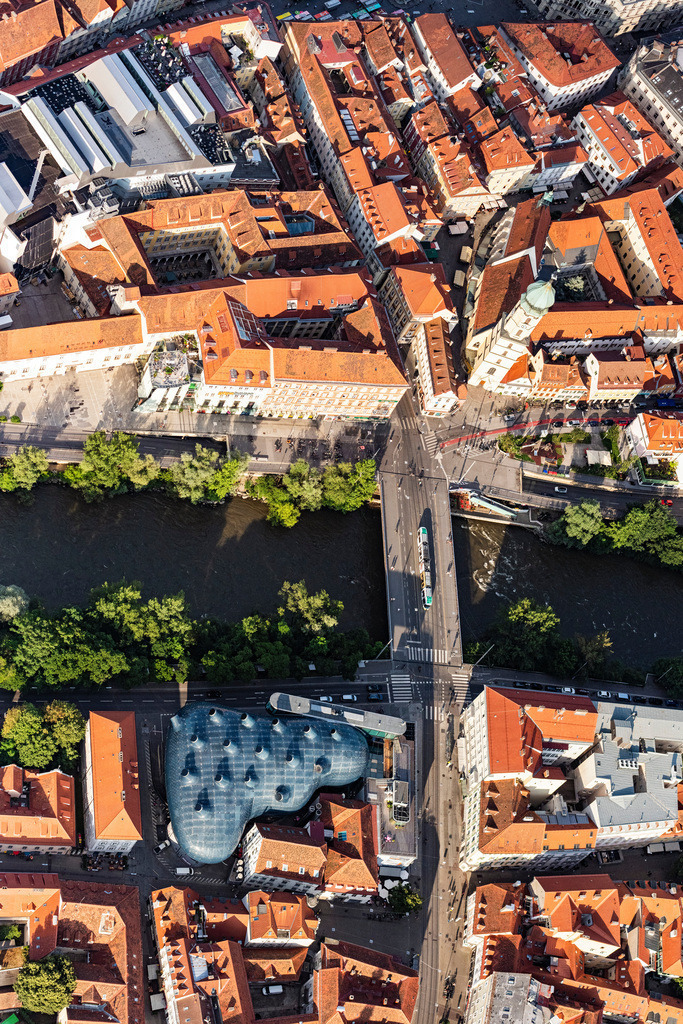 dr__0025454.jpg | GRAZ 24.06.2019 Fluß - Brückenbauwerk Erzherzog-Johann-Brücke über die Mur am Kunsthaus in Graz in Steiermark, Österreich. // River - bridge construction Erzherzog-Johann-Bruecke about the Mur on Kunsthaus in Graz in Steiermark, Austria. Foto: Daniel Reiter