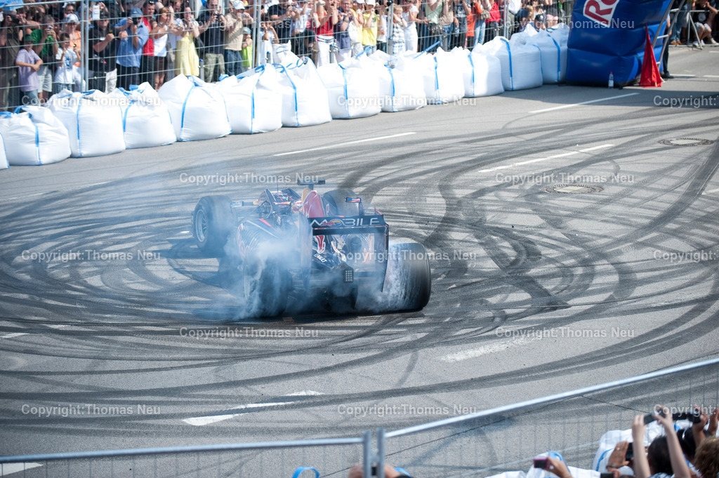 _DSC7238 | Sebastian Vettel beim spektakulären „Home Run“ in Heppenheim: Der Formel-1-Weltmeister fährt im Red-Bull-Rennwagen über die zur Rennstrecke umfunktionierte B3 in seiner Heimatstadt. Tausende Fans feiern ihren Lokalhelden.